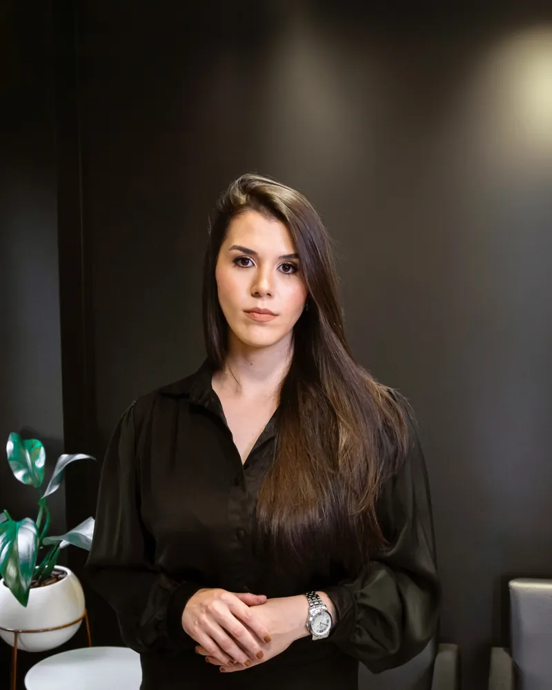 Aline Sampaio, advogada tributarista, OAB/PR 114.931, em seu ambiente de trabalho