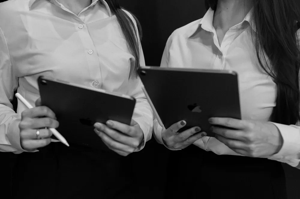Análise de documentos em tablet durante o atendimento do escritório